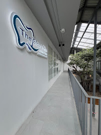 The Glass Smile Dental Clinic เดอะกลาสสไมล์ รากเทียม วีเนียร์ รักษาราก ครอบฟัน