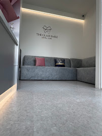The Glass Smile Dental Clinic เดอะกลาสสไมล์ รากเทียม วีเนียร์ รักษาราก ครอบฟัน