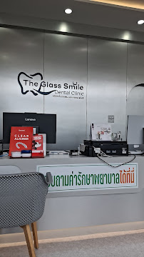 The Glass Smile Dental Clinic เดอะกลาสสไมล์ รากเทียม วีเนียร์ รักษาราก ครอบฟัน