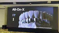 The Glass Smile Dental Clinic เดอะกลาสสไมล์ รากเทียม วีเนียร์ รักษาราก ครอบฟัน