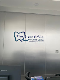 The Glass Smile Dental Clinic เดอะกลาสสไมล์ รากเทียม วีเนียร์ รักษาราก ครอบฟัน