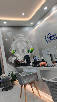 The Glass Smile Dental Clinic เดอะกลาสสไมล์ รากเทียม วีเนียร์ รักษาราก ครอบฟัน