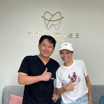 The Glass Smile Dental Clinic เดอะกลาสสไมล์ รากเทียม วีเนียร์ รักษาราก ครอบฟัน