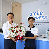 สไมล์ เอ็กซ์เพรส เด็นทัล คลินิก สาขาบางนา