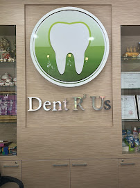 คลินิกทันตกรรมเดนท์ อาร์ อัส จัดฟัน รากเทียม ทำฟัน ลาดพร้าว เสนา โชคชัย 4 (Dent R'Us Dental Clinic)