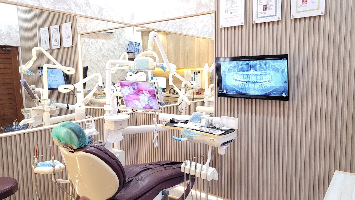 Glimlach Dokter Gigi And Implan Denpasar Drg. Wirya Pratama Mmrs dental clinic