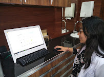 Glimlach Dokter Gigi & Implan Denpasar - drg. Wirya Pratama, MMRS