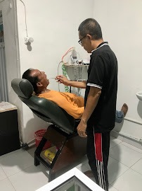 Tukang Gigi Budi