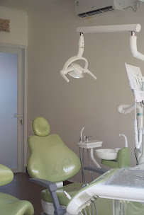MH DENTAL CARE (drg. Made Hendra,S.KG)