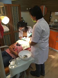 Dokter Gigi Mira (drg. Putu Miratanaya)
