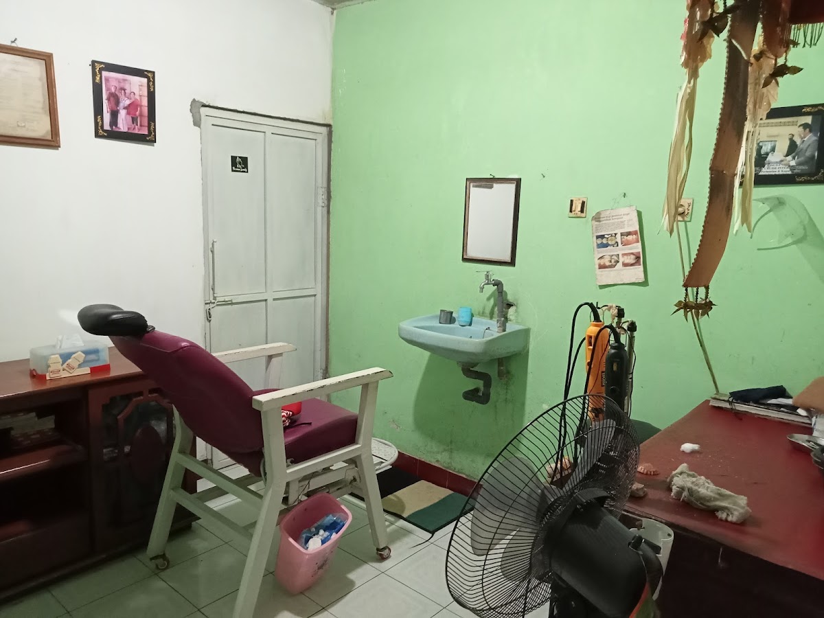 Pak Derek Ahli Gigi dental clinic