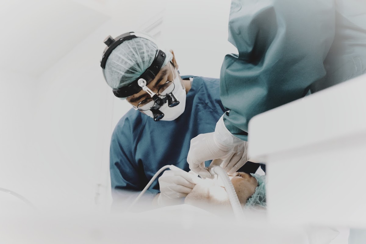 Dokter Gigi Nicholas Vallerian dental clinic