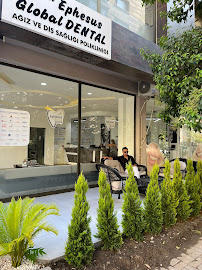Ephesus Global Dental - İzmir İmplant ve Çene Cerrahi, Zirkonyum Kaplama, Emaxx Lamina, Gülüş Tasarımı Merkezi