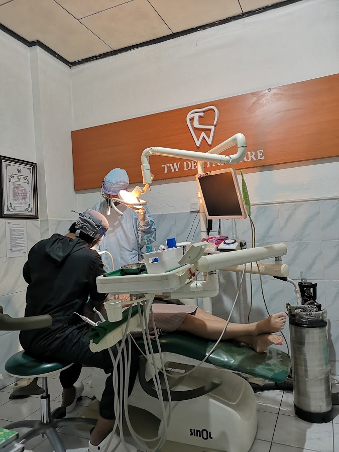 TW DENTAL BALI ( drg.Made Deby Artika, Sp.Perio.RPID(K) , drg. Renaldy Zatria dan drg. Yana Priyatna)