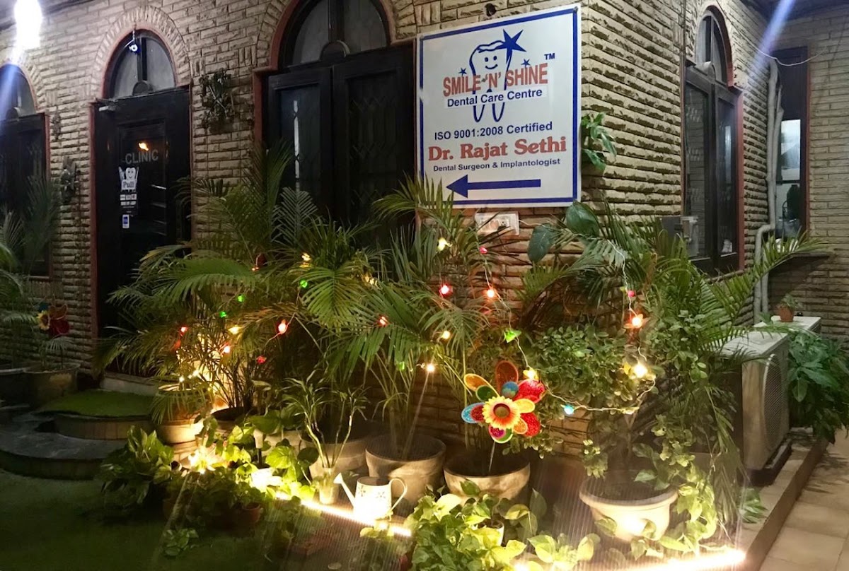 Smile 'n' Shine Dental Care and Implant Centre dental clinic in New Delhi