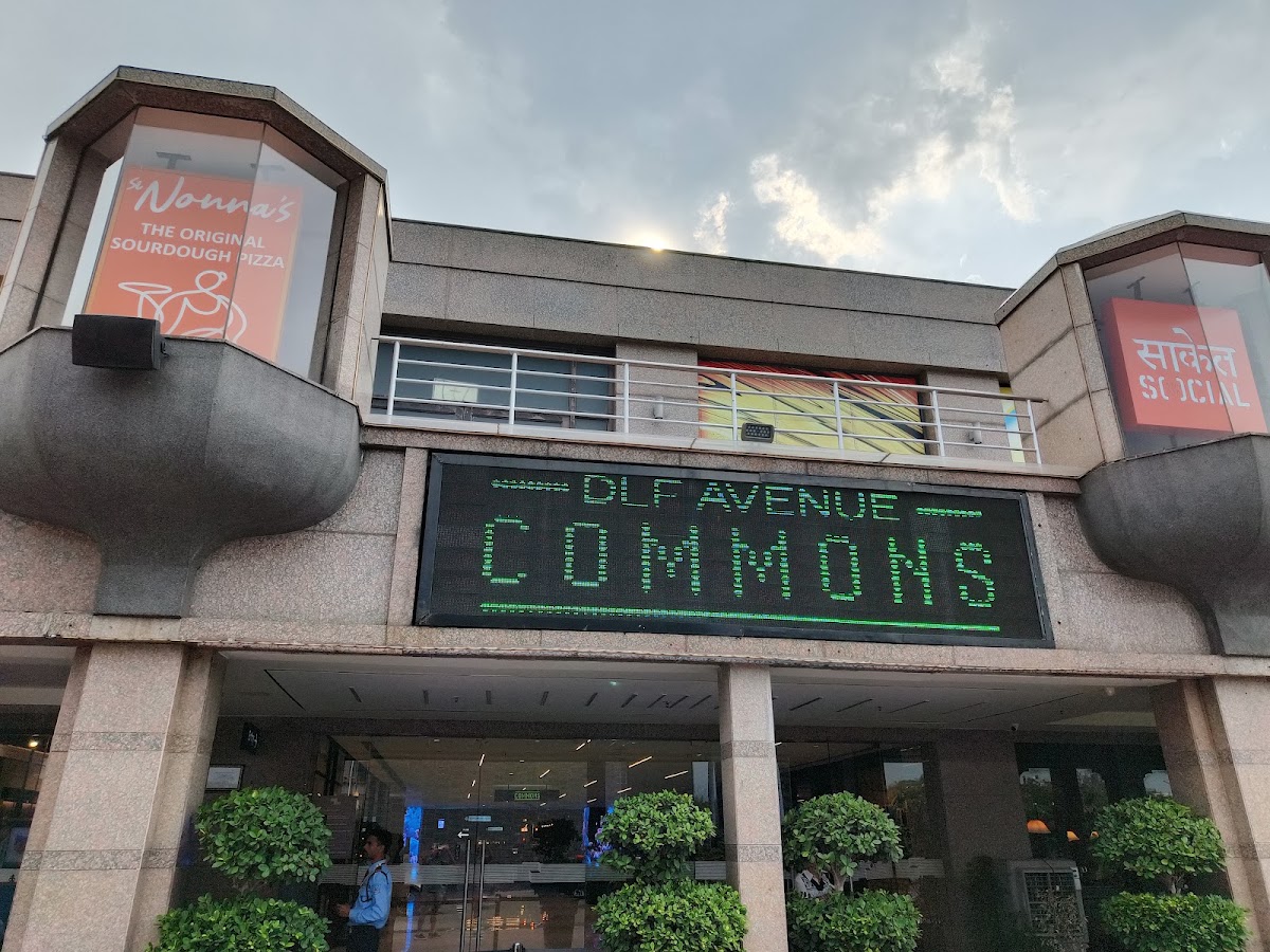 DLF Avenue dental clinic in New Delhi