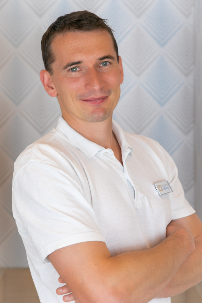Oral and Maxillofacial Surgeon Ferenc Gszelman - Dental implants, bone grafting procedures