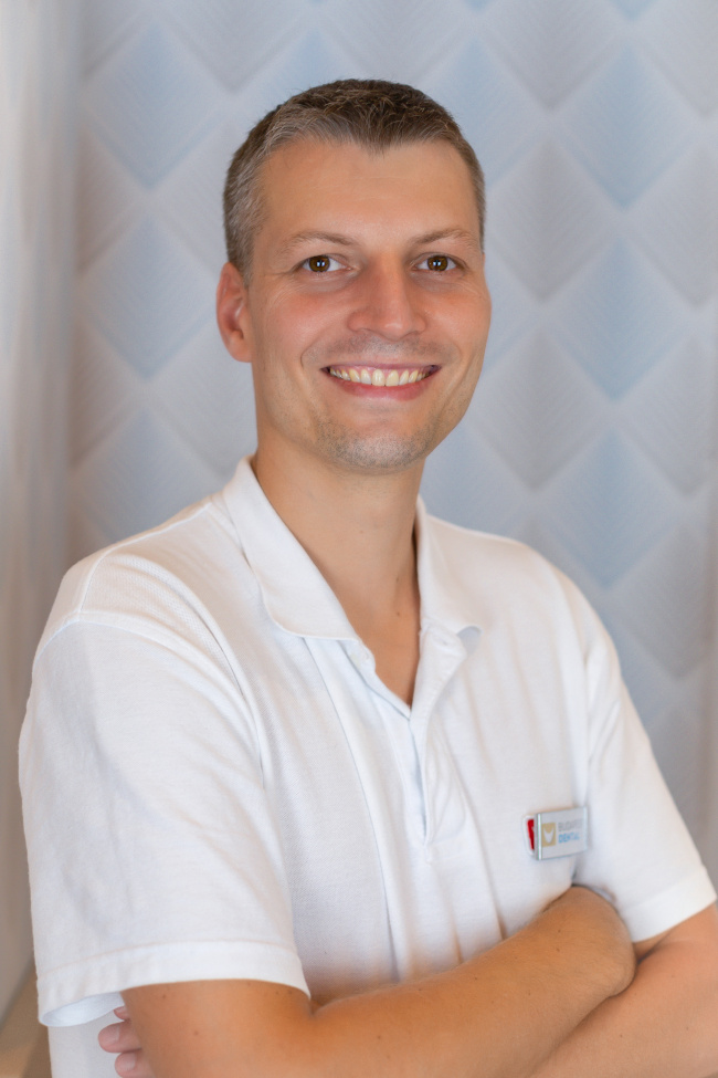 Oral and Maxillofacial Surgeon Zoltán Nagy - Dento-alveolar oral surgery, tooth extractions