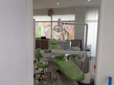 คลินิกทันตกรรมอรุณโรจน์ Arunroj Dental Clinic Top Dentists for Dental Implant and Orthodontic dental equipment in Pattaya