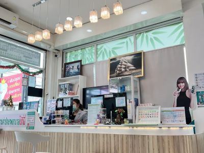 คลินิกทันตกรรมอรุณโรจน์ Arunroj Dental Clinic Top Dentists for Dental Implant and Orthodontic waiting area in Pattaya