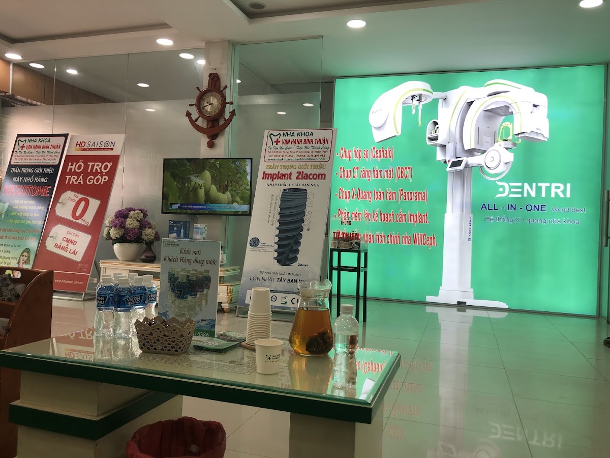Van Hanh Binh Thuan Dental Clinic dental team