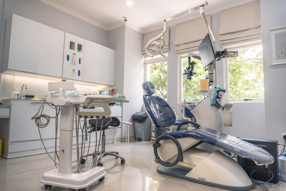 Dental 21 PIK | Klinik Premium Spesialis Memperbaiki Gigi Rusak - dental clinic in Jakarta, Indonesia
