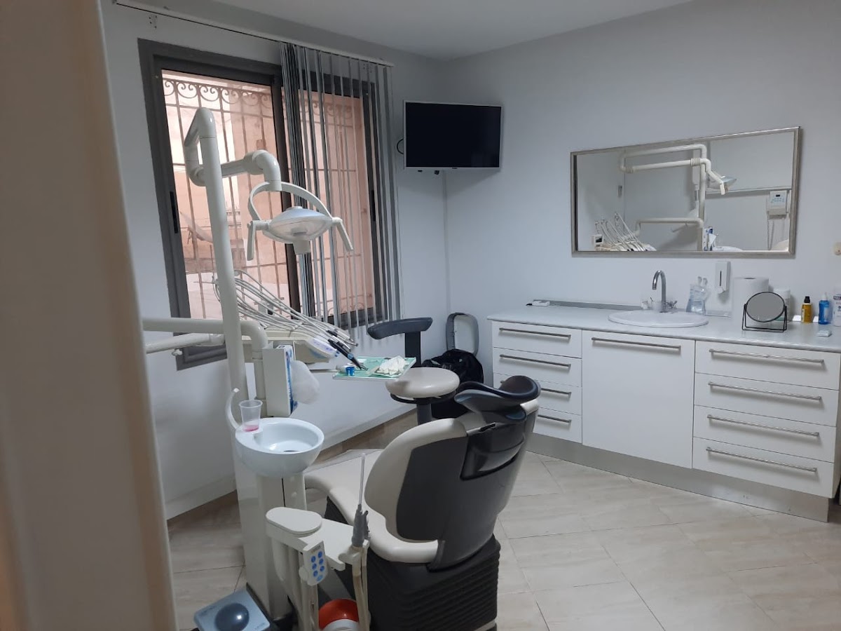 Cabinet Dentaire de Parodontologie et d'Implantologie Orale - Dr Hichem Messaoudi - dental clinic in Sousse