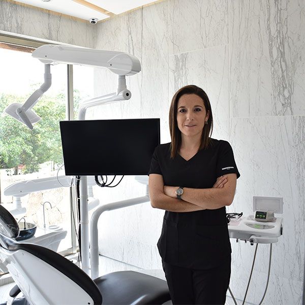 Cosmetic and Restorative Specialist Alejandra Paz - Prosthodontics and implantology