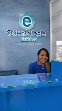 CONSULTORIO ODONTOLOGÍA ESTÉTICA, DR. ALFREDO HERRERA.