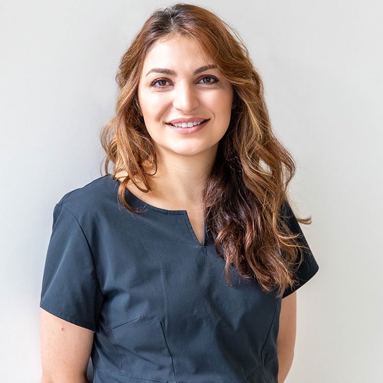Dentist Roshanak Samani - Cosmetic dentistry and orthodontics
