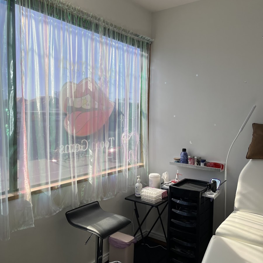 Dazzle Teeth Tooth Gems and Grillz - dental clinic in Christchurch