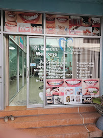 Smile Dental Clinic - ຄລີນິກປົວແຂ້ວ ສະມາຍ