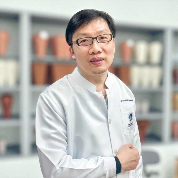 DDS, MSc, Orthodontist Thammanoon Panaphipat - Orthodontics