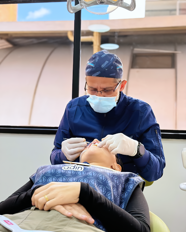 Dr Carlos Castro Rehabilitador Oral Bogotá Implantes dentales - dental clinic in Bogota, Colombia