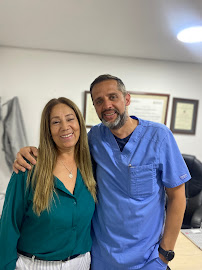 Dr Carlos Castro Rehabilitador Oral Bogotá Implantes dentales