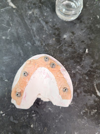 Dr Carlos Castro Rehabilitador Oral Bogotá Implantes dentales