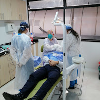 Dr Carlos Castro Rehabilitador Oral Bogotá Implantes dentales