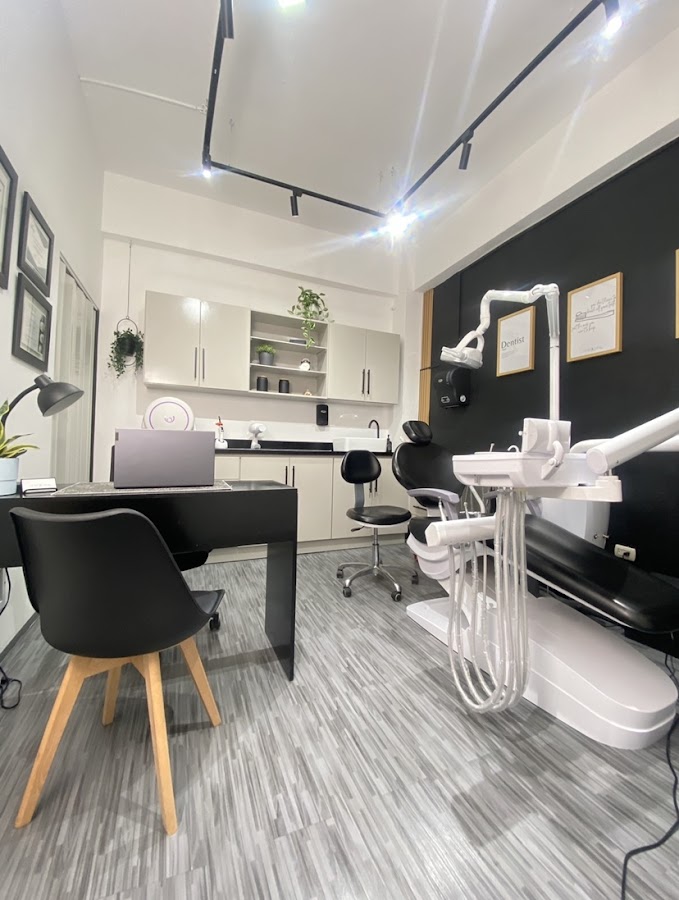 Confidental Clinic by Josias Habiezer