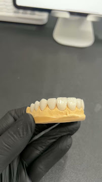 Dr. Miguel Robles - Odontología Estética