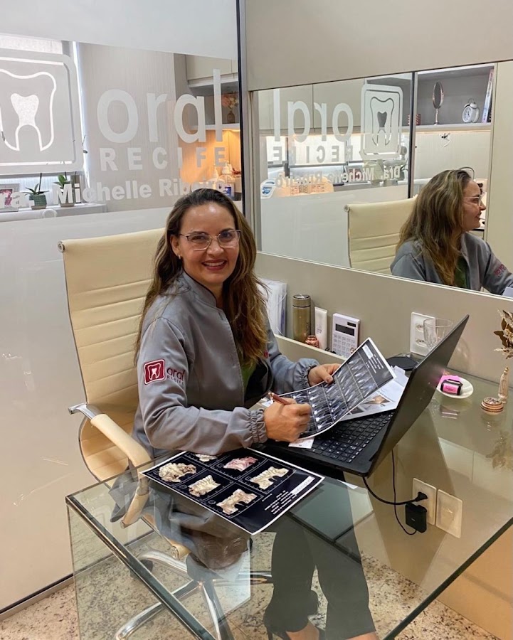 Dra Michelle Ribeiro | Dentista | Oral Recife Clínica Odontológica | Cirurgiã buco maxilo facial | Implante Dentário - dental clinic in Recife, Brazil