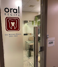 Dra Michelle Ribeiro | Dentista | Oral Recife Clínica Odontológica | Cirurgiã buco maxilo facial | Implante Dentário