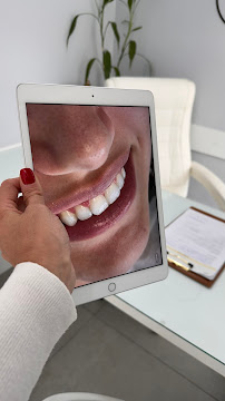 Dra Jéssica Soares | Consulta | Bruxismo | Facetas | Clareamento | Restauração | Revisão | Periodontia DENTISTA PORTO ALEGRE