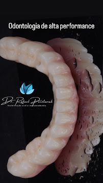 Dr. Rafael Pocztaruk - Implante Dentário Porto Alegre l Lentes em Resina Premium l Faceta Porcelana l Protocolo de Implante