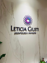 Dra. Letícia Giusti - Especialista em Tratamento de Canal com microscópio