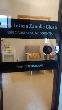 Dra. Letícia Giusti - Especialista em Tratamento de Canal com microscópio