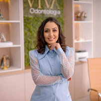 Dra Vanessa Bitencourt - Odontologia estética (Lente de contato dental e faceta de porcelana)