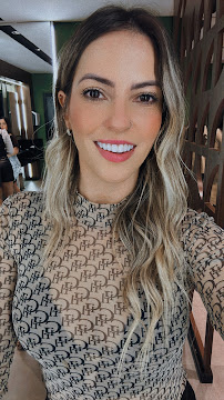 Dr. Douglas Ricceri - Facetas em Resina Composta, Clareamento Dental e Clínico-Geral