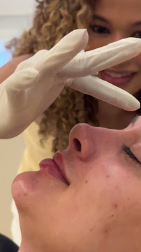 Dra. Hollana Correa - Harmonização Facial e Odontologia