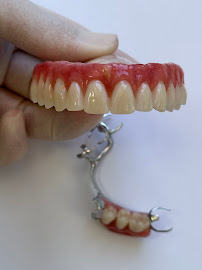 Dra. Ananda Jasson- Dentista. Tratamento de canal- Placa de bruxismo- Clareamento dental- Próteses - Implantes