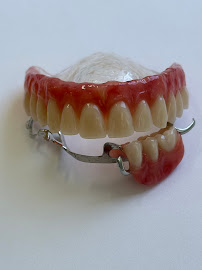 Dra. Ananda Jasson- Dentista. Tratamento de canal- Placa de bruxismo- Clareamento dental- Próteses - Implantes